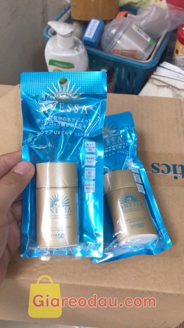 Giảm giá Sữa Chống Nắng Anessa Dưỡng Da Kiềm Dầu Bảo Vệ Hoàn Hảo SPF50+ PA++++ 20ml. Chất kem đợt này lỏng hơn đợt cũ, mùi hương nước hoa, thấm nhanh. 